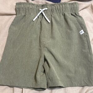 Boys Tommy Bahama olive Green  Shorts. Stretch waist size 5/6